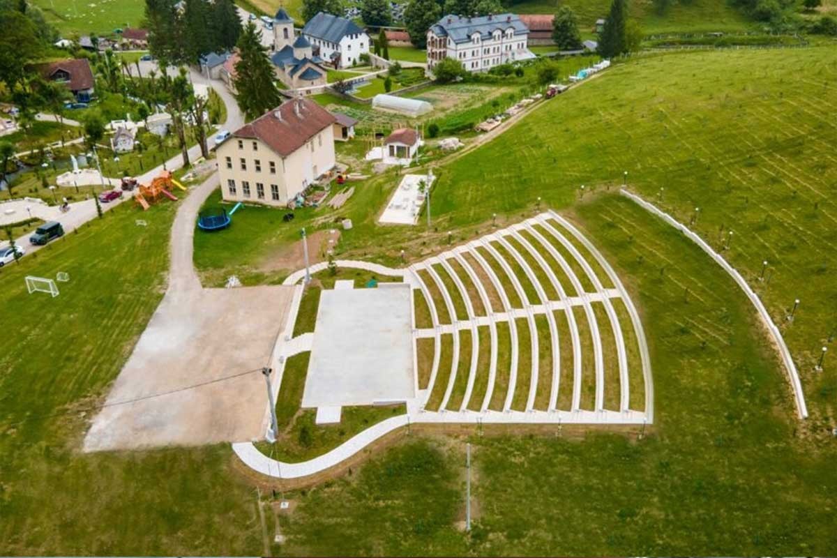 Porodica Stanivuković poklonila amfiteatar manastiru Gomionica (FOTO)