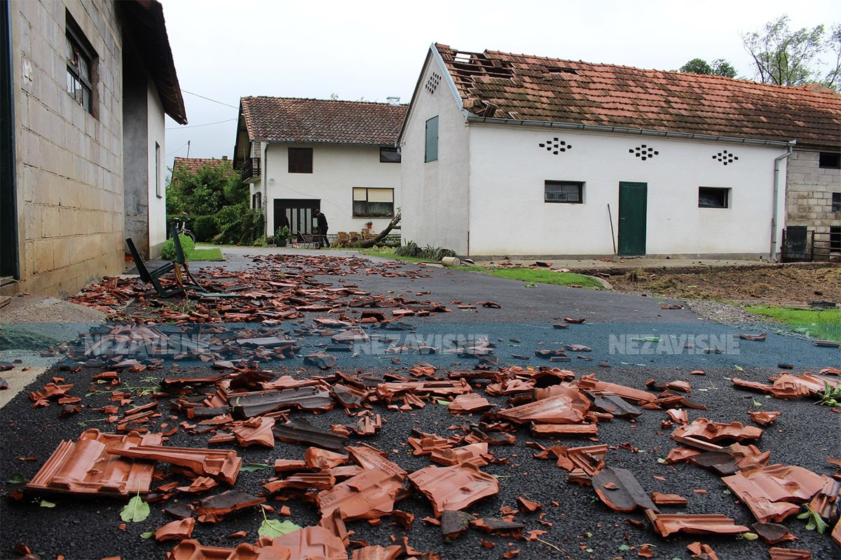 Olujno nevrijeme poharalo Lijevče: "Nastupila totalna noć" (FOTO, VIDEO)