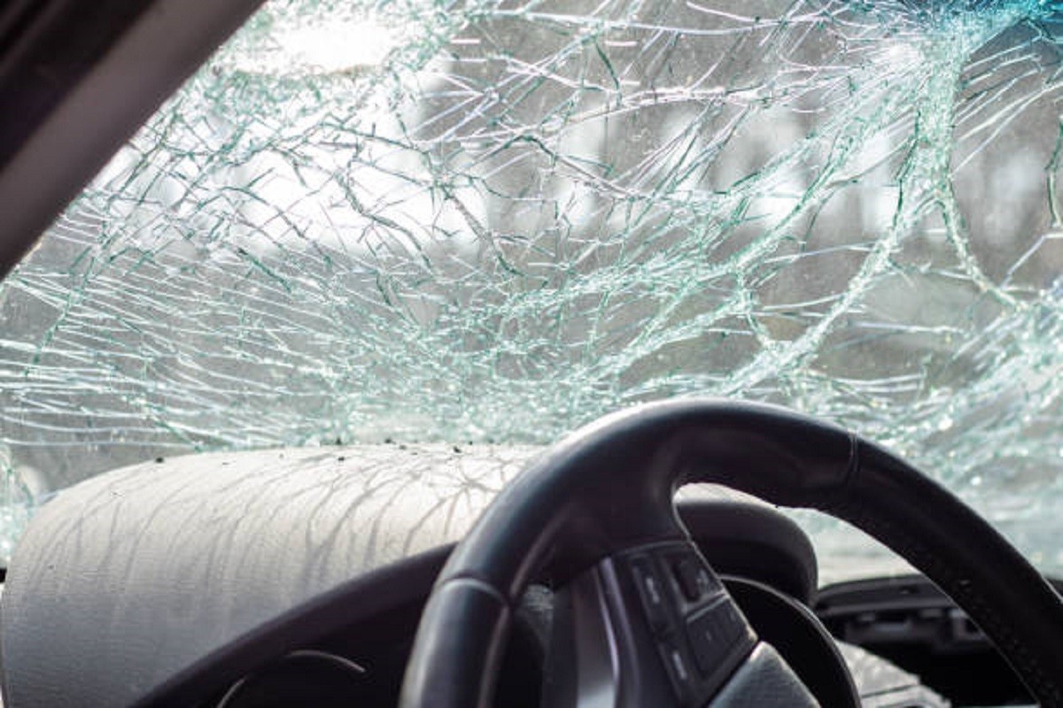 Povrijeđena četiri lica, automobil sletio sa kolovoza