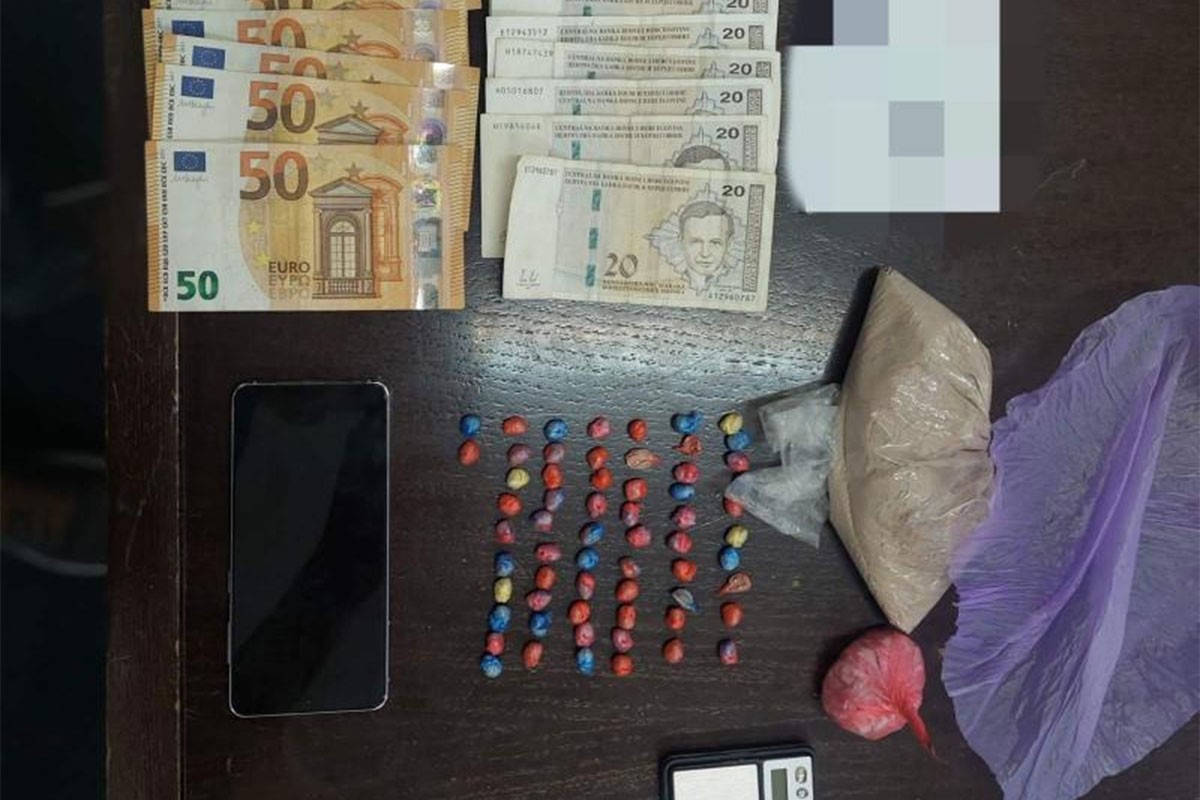 Hapšenje u akciji "Divan": Pronađeni droga i novac (FOTO)