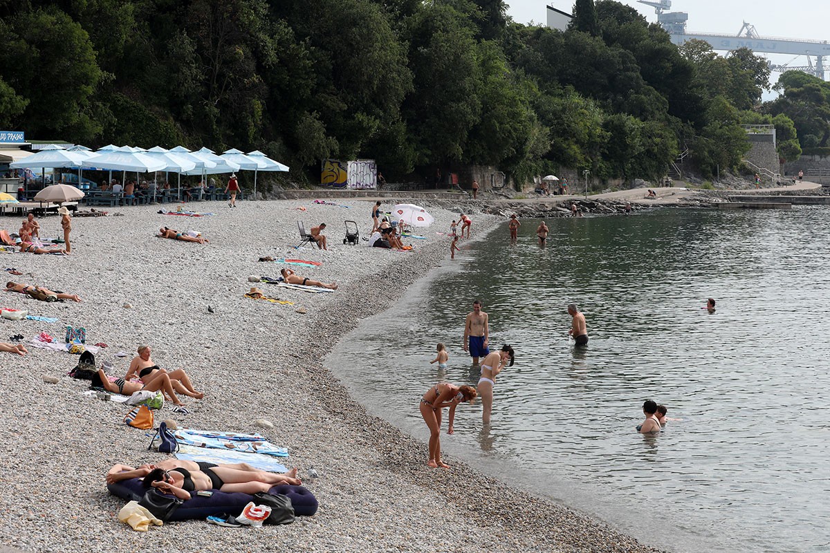 Počele su krađe na plažama u Hrvatskoj, policija uputila apel