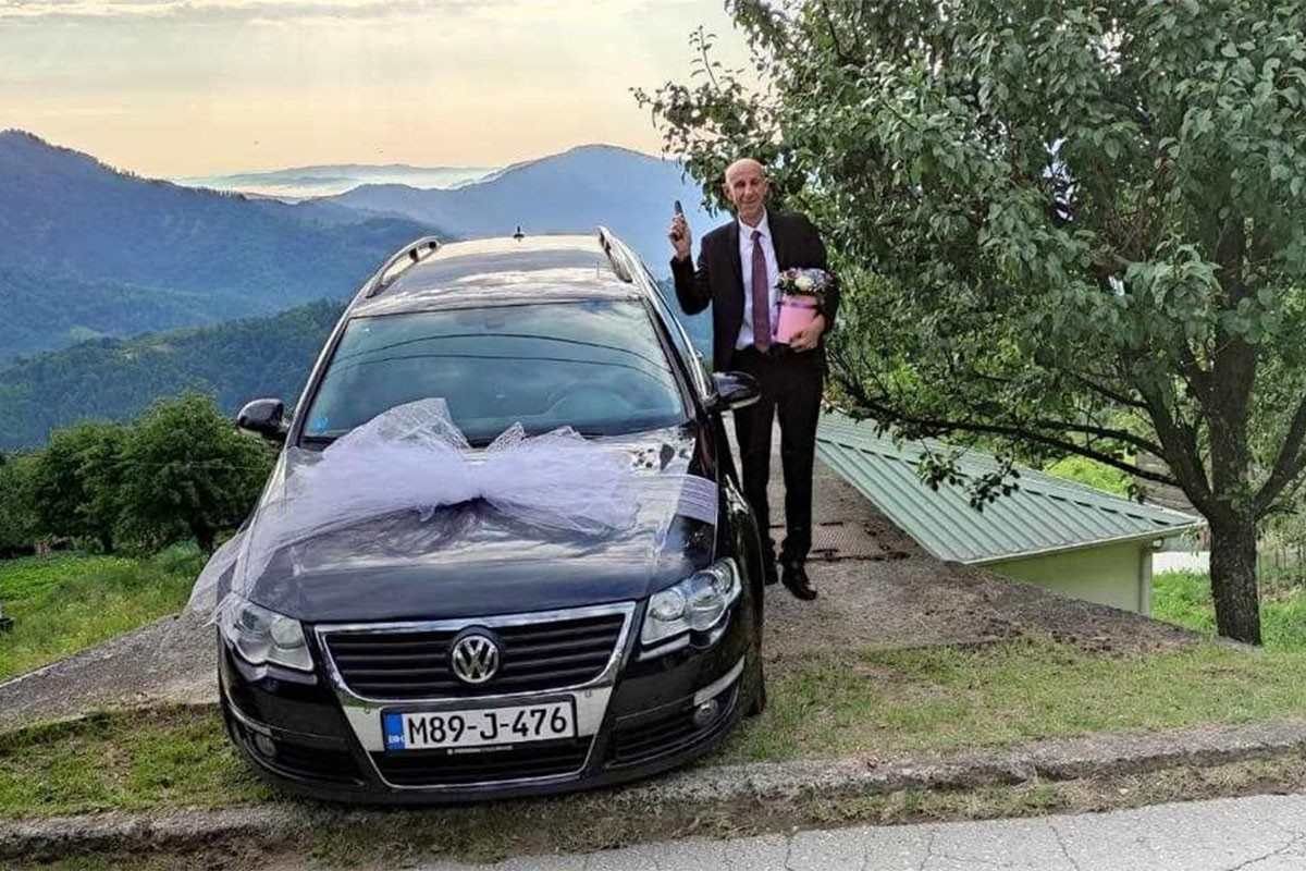 Vjernici imamu poklonili automobil za odlazak u penziju (VIDEO)