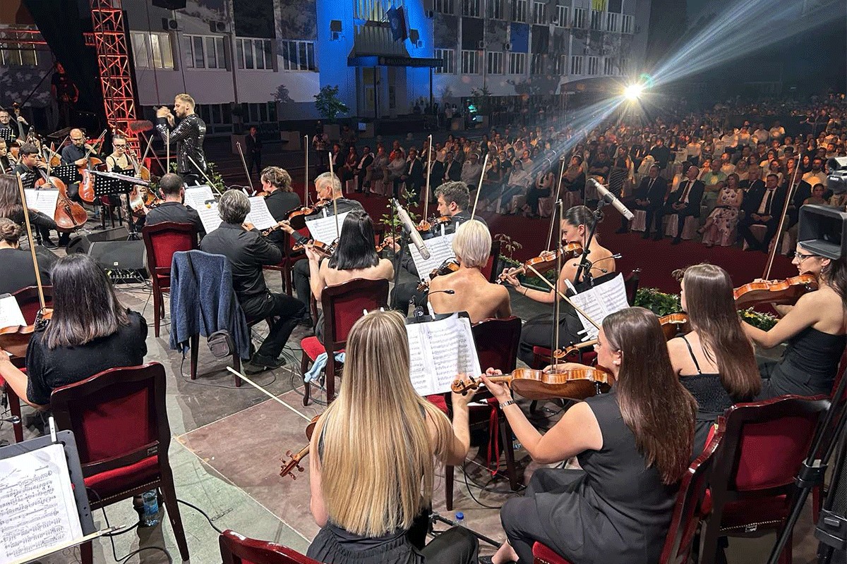 Koncert "Poklon Republici": Publika uživala u nastupu više od 80 izvođača