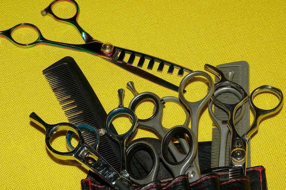 Provaljeno u frizerski salon, ukraden pribor i novac
