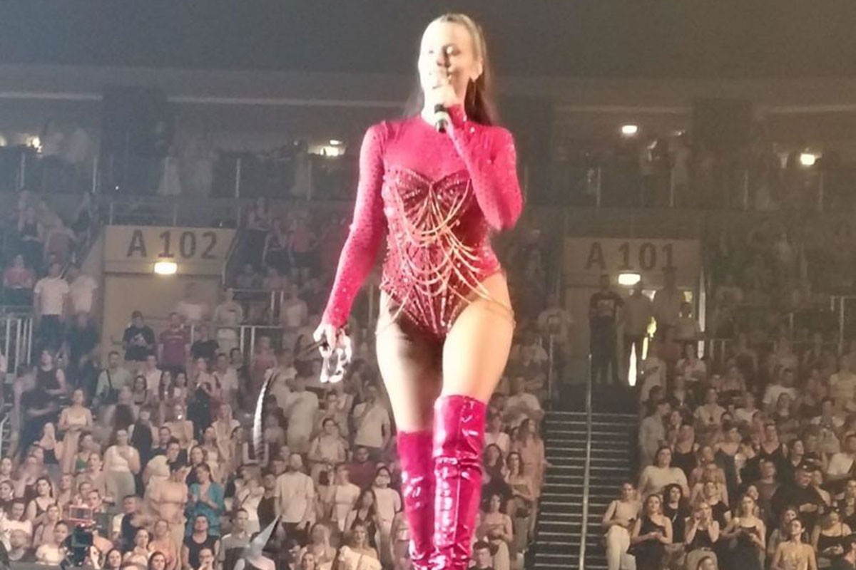 Milica Pavlović nikad izazovnija u zagrebačkoj "Areni": Skinula se u bodi sa lancima (VIDEO)