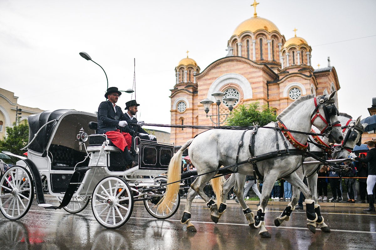 Veliki defile kočija u centru Banjaluke povodom praznika Duhovi