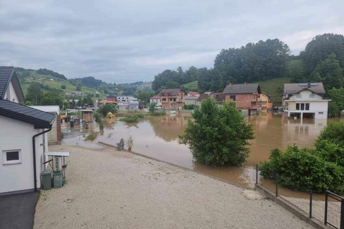 Vanredno u Bužimu, obilne kiše poplavile sela i zaseoke