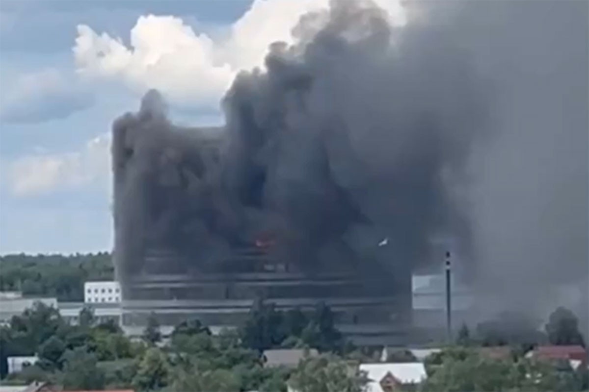 Gori zgrada kod Moskve, ljudi stradali bježeći od vatre kroz prozor (VIDEO)