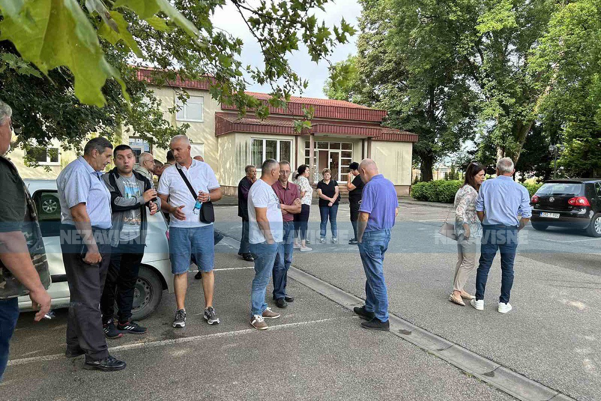 Radnici "Nova DIPO" ispred "Niskogradnje", traže da im se ispate doprinosi i zaostale plate