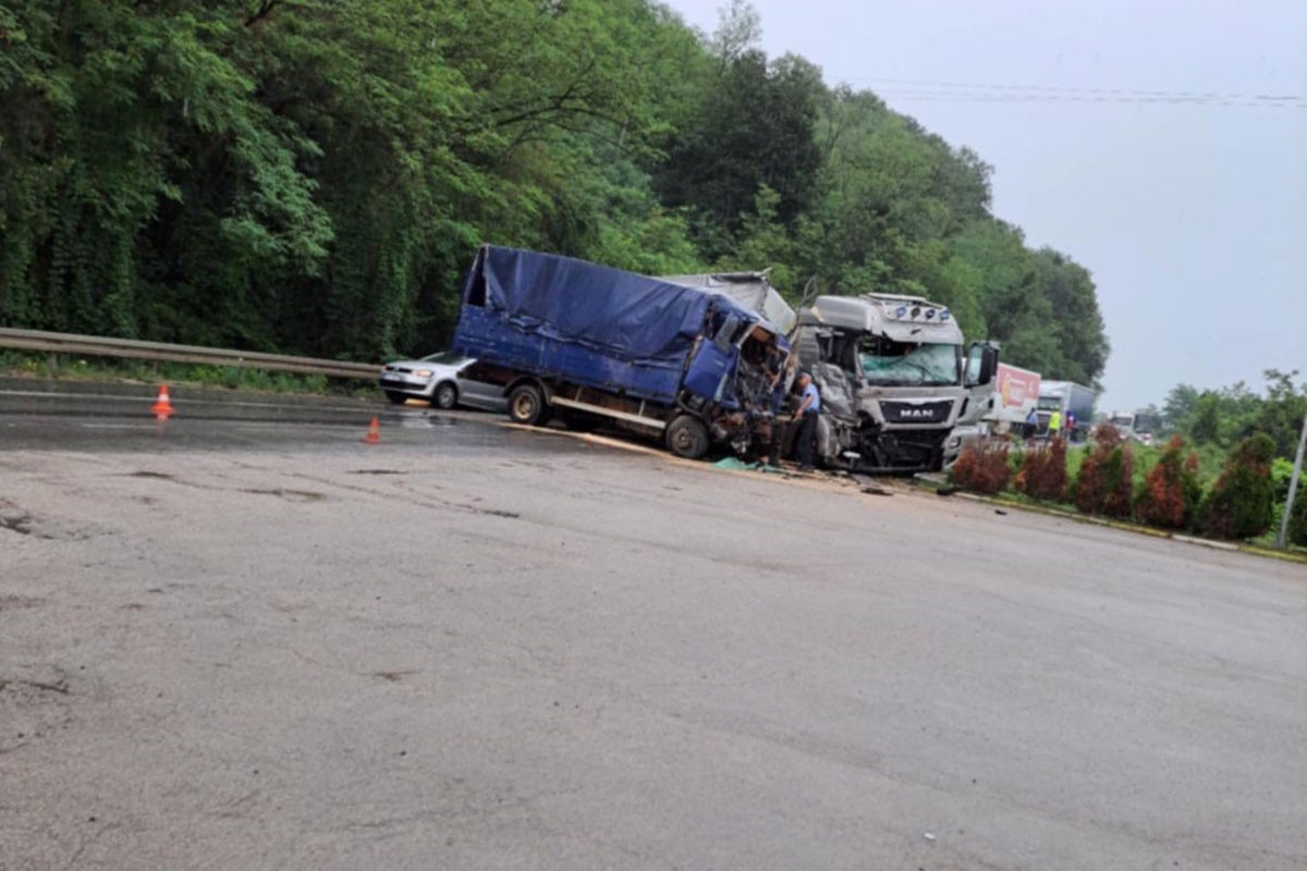 Žestok sudar dva kamiona i auta u Modriči, četvoro povrijeđenih