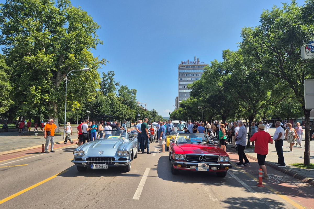 Rijetki automobili krasili Banjaluku
