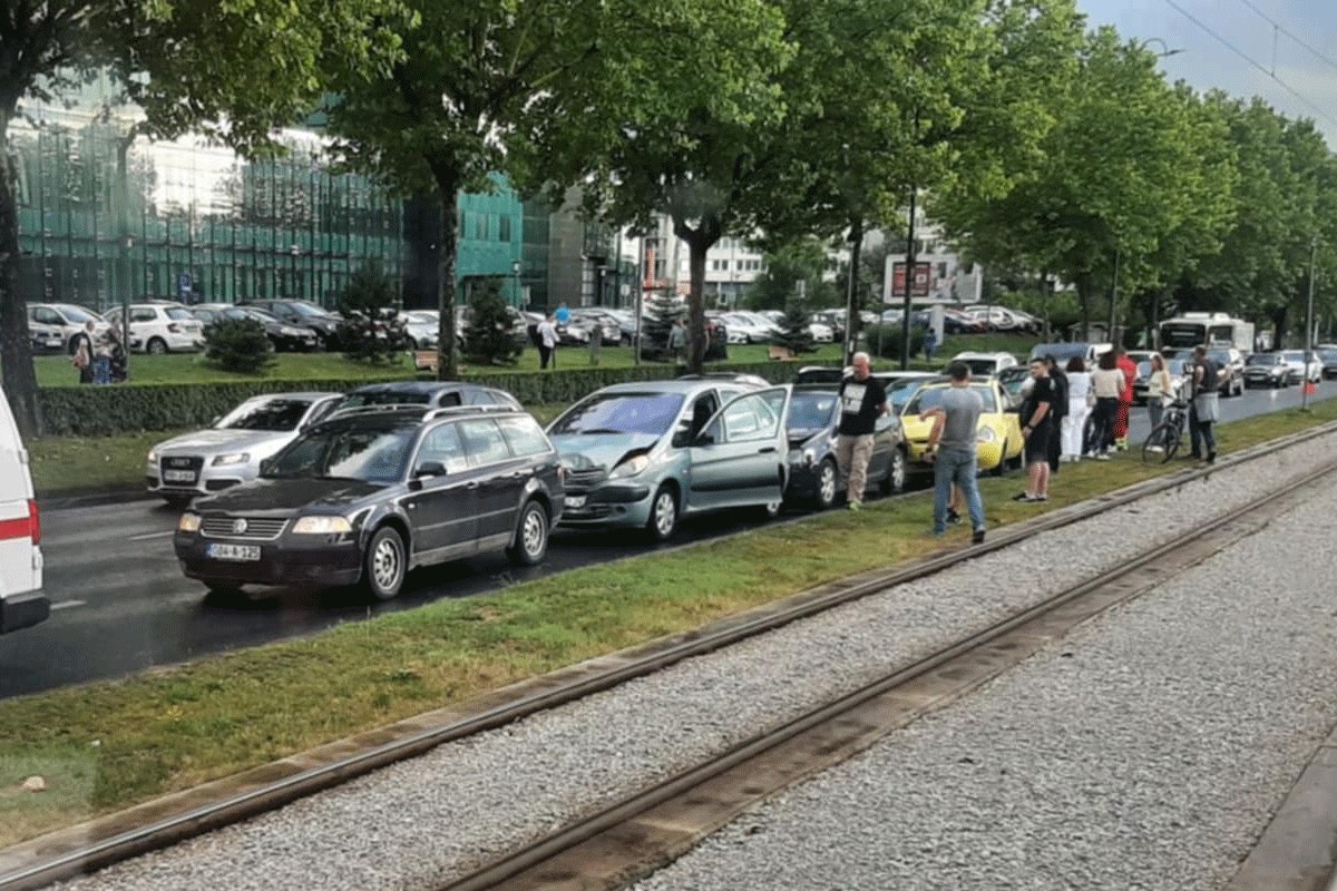 Lančani sudar šest automobila, na terenu i ekipa Hitne pomoći