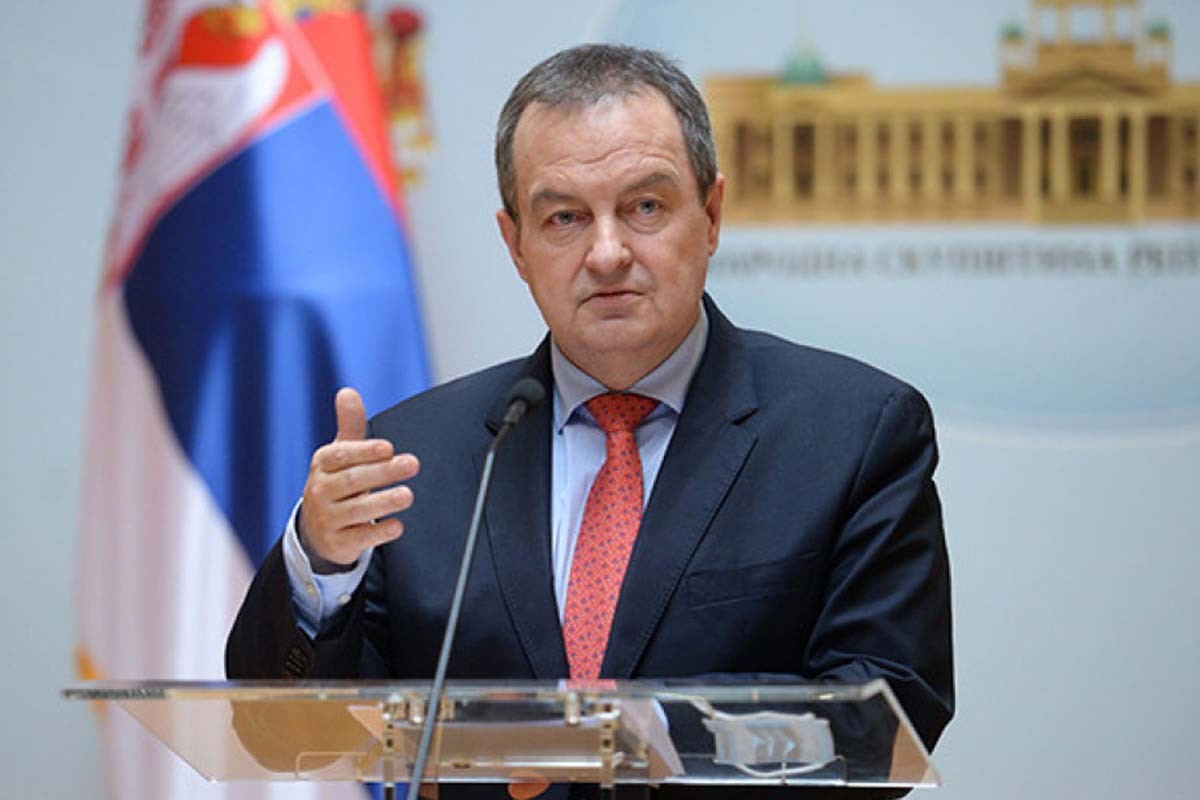 Oglasio se Dačić o incidentu ispred ambasade: Ovo je teroristički akt