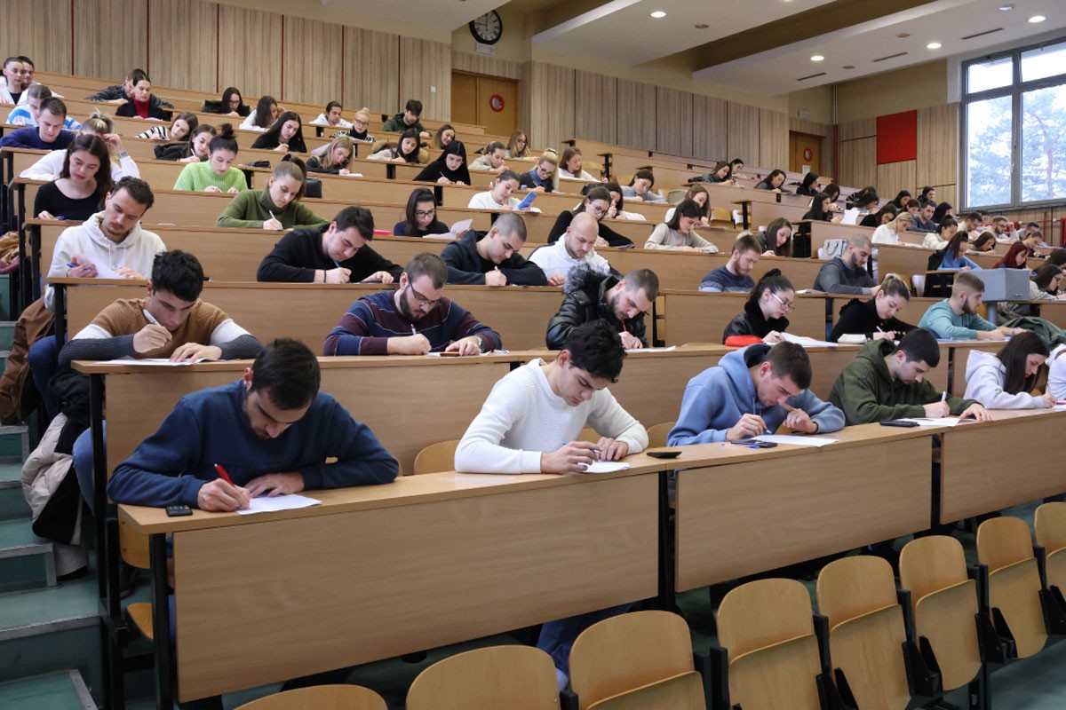 Amfiteatri spremni za nove studente: Budući brucoši polažu prijemni ispit