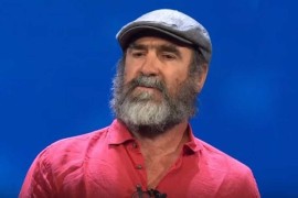 Legendarni fudbaler snimljen sa kozom (VIDEO)