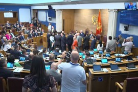 Haos u Crnoj Gori: Opozicija blokirala Spajića da dođe do govornice ...