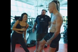 Poznati MMA borac udario Plejboj zečicu pred kamerama (VIDEO)