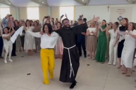 Sveštenik iz BiH proslavio stupanje u službu: "Danas, majko, rediš ...