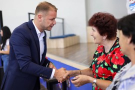 Podijeljene kartice za besplatan prevoz i rješenja o legalizaciji ...