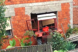 Traktorom uletio u sobu (FOTO)
