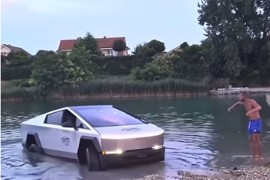 Cybertruck upao u rijeku, izvlačili ga daskama (VIDEO)