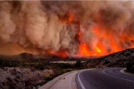 Požar u Grčkoj van kontrole, poslato hitno upozorenje (VIDEO)