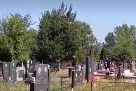 Sahranjen terorista iz Mladenovca: Na grobu krst, rakija i svijeće ...