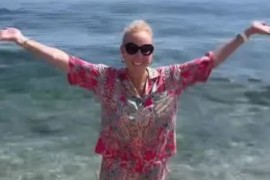 Lepa Brena skočila obučena u more