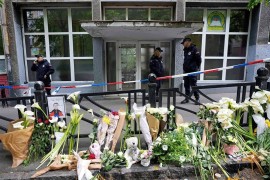Policajci koji su nakon masakra pretresli stan Koste Kecmanovića ...