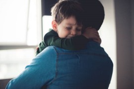 Dječak (1) pao s trećeg sprata, uhvatio ga prolaznik i spasio mu ...