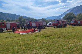 Požar u Gacku: Vatrogasci se bore sa plamenom, helikopter prekinuo dio ...