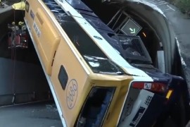 Autobus ostao zaglavljen ispred tunela: Povrijeđeno 45 osoba (VIDEO)