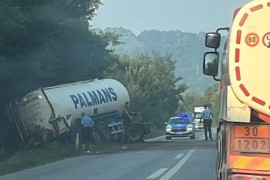 Saobraćajka kod Doboja: Cisterna sletjela sa puta (FOTO)