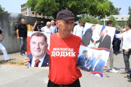 Podrška Dodiku i Lukiću ispred Suda BiH