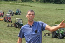 Složne komšije: Šest traktora iz šest kuća kosi jednu livadu ...