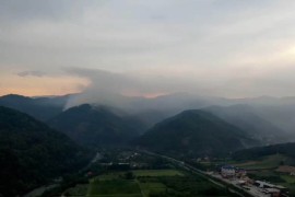 Šumski požar u Žepču ne posustaje: Vatrogasci se bore sa vatrom na ...