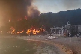 Veliki požar kod Trogira, gori blizu kuća i plaža (VIDEO)