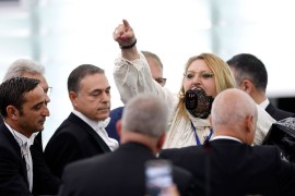 Poslanica Evropskog parlamenta sa brnjicom na sjednici: Vikala držeći ...