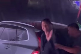 Čola pjeva usred oluje: "Najveći si" (VIDEO)