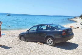 Umjesto peškira na plaži (p)ostavili automobil (FOTO)