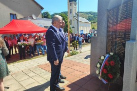 Vijenci i svijeće u znak sjećanja na stradale Srbe