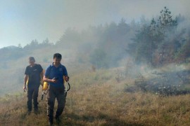 Vatra sve bliže kućama u drvarskom selu