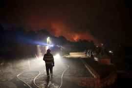 Evakuacija u Podgori, požar se razbuktao kod Tučepa: "Gori sa svih ...