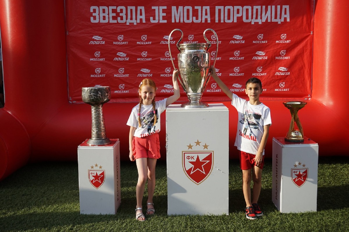 Navijački doček za Zvezdin karavan u Šamcu
