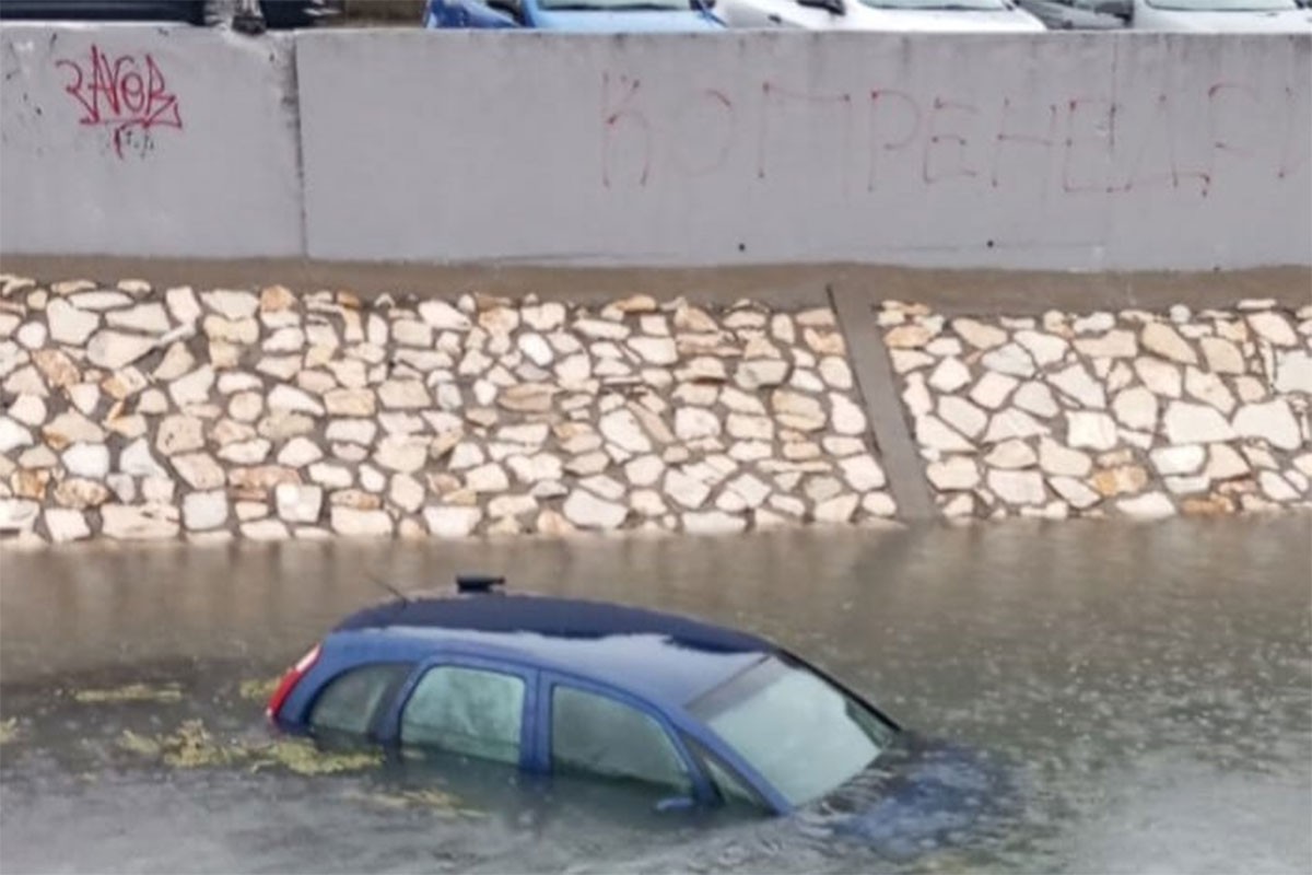 Vozilo završilo u kanalu Dašnica