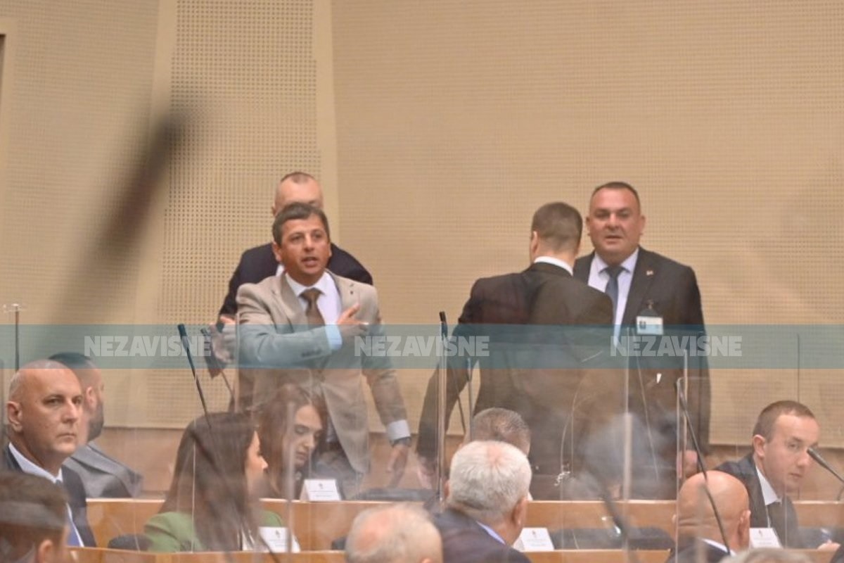 Vukanović udaljen sa sjednice