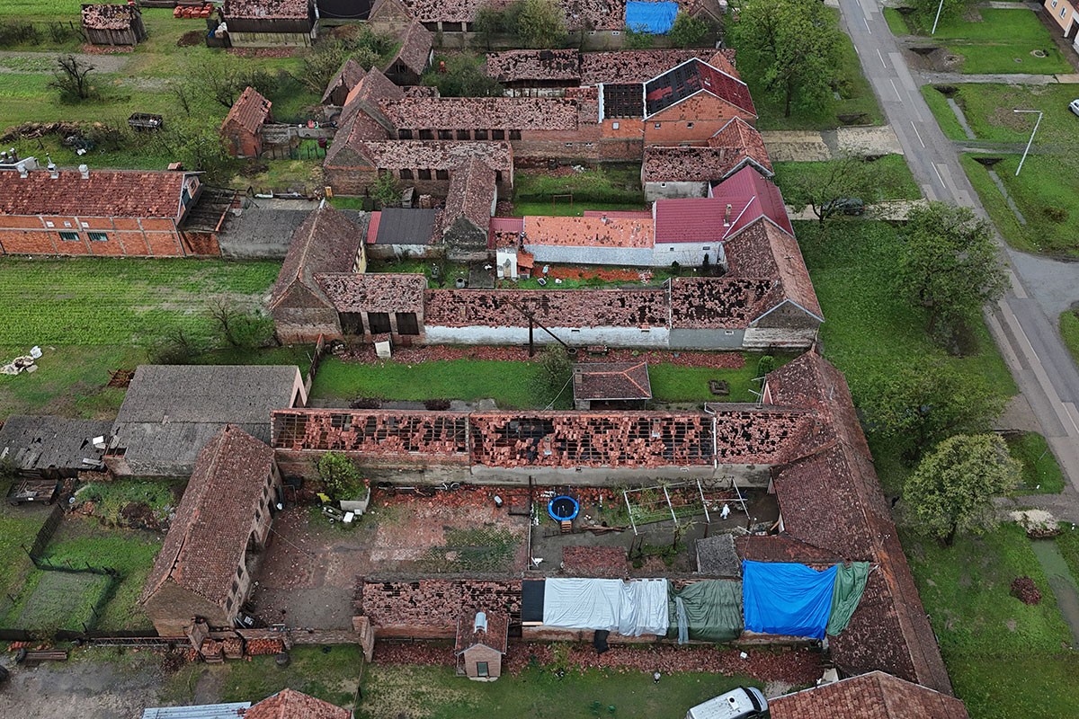Tuga u Bošnjacima nakon nevremena: Roda na umoru leži pokraj mladunčeta, ne može na noge