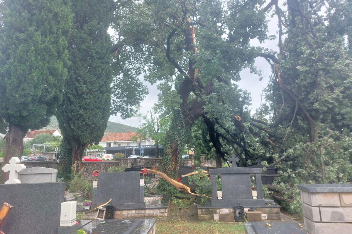 Nevrijeme oštetilo i groblje (FOTO)