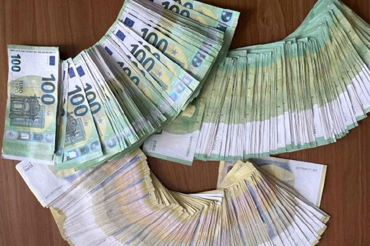 Putnica u veš sakrila 57.000 evra