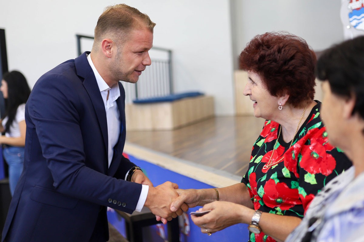 Podijeljene kartice za besplatan prevoz i rješenja o legalizaciji objekata